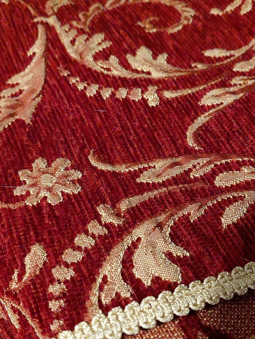 TAPESTRY TABLE RUNNER